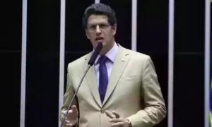 Ricardo Salles: 'Quem com os porcos anda, farelo come'/Estado de Minas