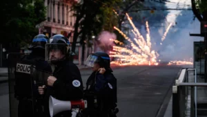 França: mais de 1,3 mil detenções e atos de vandalismo marcam quarta noite de protestos; da RFI
