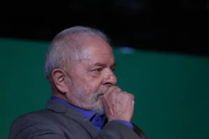 Lula retoma conversas sobre reforma ministerial e deve iniciar trocas pelo comando da Caixa Federal, por Gabriel Sabóia/O Globo