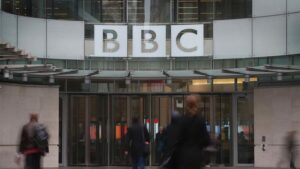 BBC suspende apresentador após acusação de que ele pagou por fotos sexuais de adolescente, da BBC