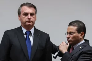 Carlos Bolsonaro ataca presidente do próprio partido após comentário sobre isolamento do pai: 'Essa raça'/O Globo