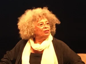 Literatura: Angela Davis volta ao Brasil para lançamento de livro; por Marcelo Menna Barreto/ExtraClasse