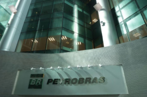 Petrobras muda política de distribuição de dividendos e reduz remuneração a acionistas, por Denise Luna/O Estado de São Paulo