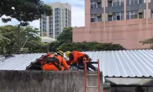 Homem tenta roubar farmácia em BH, fica preso em telhado e morre, por Pedro Faria/Estado de Minas