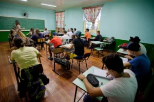 Jogar a favor das escolas. O Brasil se incomoda com a derrota no gramado, mas não no ensino, por Cristovam Buarque/VEJA