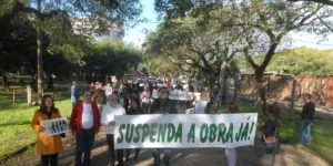 Ambientalistas realizam caminhada em protesto contra as obras no Parque Harmonia, por Kyane Sutelo/Correio do Povo