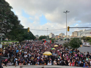 Milhares vão às ruas na Parada de Luta do Orgulho LGBTQIA+ em Porto Alegre