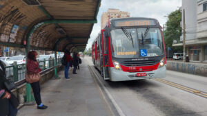 Ônibus sem cobradores atingem quase 200 linhas em Porto Alegre, por Maria Amélia Vargas/Jornal do Comércio