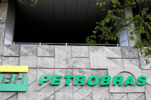 Nova política reduz dividendos da Petrobras em cerca de R$ 5 bilhões, por Nicola Pamplona/Folha de São Paulo