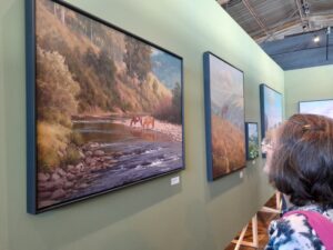 Vida rural e nativismo gaúcho ganham telas, esculturas e desenhos na Expointer