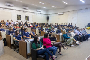 Canoas: Vereadores mirins de Canoas são diplomados na Câmara de Vereadores