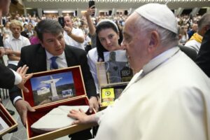 RS: Fragmento do Cristo Protetor de Encantado é benzido pelo Papa Francisco no Vaticano