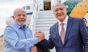 Lula participa da posse do novo presidente do Paraguai nesta terça