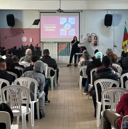 Alunos da rede municipal de ensino participam de palestra sobre educação financeira da Serasa