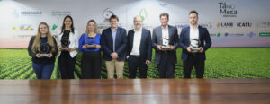 FEDERASUL entrega o troféu Três Porteiras aos Vencedores do Agro. A cerimônia aconteceu no Tá na Mesa, na Expointer, nesta quarta, dia 30