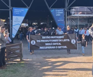 Expointer: Protesto do setor leiteiro marca maior concurso da raça Holandesa na Expointer