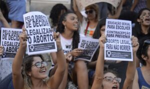 Ministra Rosa Weber vota pela descriminalização do aborto até 12 semanas de gestação. Julgamento teve início no Plenário Virtual, mas foi suspenso por pedido de destaque do ministro Luís Roberto Barroso