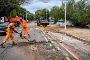 Porto Alegre: Primeiro dia de operação de limpeza após as chuvas recolhe 120 toneladas de resíduos