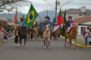 Movimento Tradicionalista Gaúcho propõe cavalgadas solidárias para 20 de setembro. Ideia é de que iniciativas arrecadem itens para atingidos pelas enchentes no RS