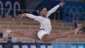 Rebeca Andrade leva prata nas barras assimétricas na Copa do Mundo. Em Paris, paulista vai ao pódio na estreia internacional de 2023