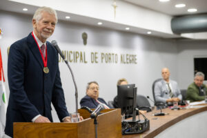 Câmara entrega o título de Cidadão de Porto Alegre a José Fortunati