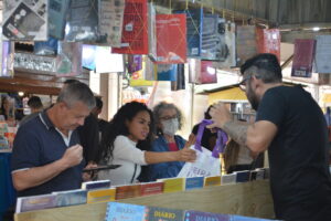  69ª Feira do Livro de Porto Alegre inicia atividades na Praça da Alfândega