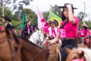 Canoas: Cavalgada do Outubro Rosa chama atenção para prevenção do câncer de mama