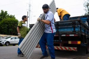 Entrega de telhas para atingidos pelo granizo segue em Canoas