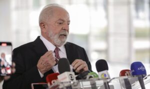 Lula deixa hospital em Brasília após cirurgia