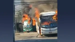 Criminosos incendeiam 35 ônibus na zona oeste do Rio. Há reflexos em pelo menos cinco bairros