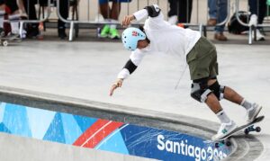 Santiago 2023: Augusto Akio garante prata no skate park