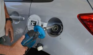 Preço da gasolina diminui e do diesel aumenta para distribuidoras. Novos valores passam a vigorar neste sábado