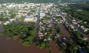 Nível do Guaíba supera cota de inundação e prefeitura fecha comportas