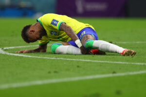 Neymar é submetido a cirurgia no joelho esquerdo. Atacante brasileiro sofreu ruptura de ligamento