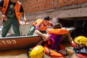 Defesa Civil de Canoas atende população em áreas ribeirinhas