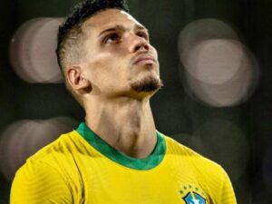 Jogador Paulinho sofre intolerância religiosa após estreia na seleção. Atleta, que é praticante do candomblé, foi ofendido nas redes sociais