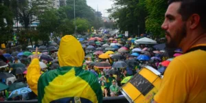 Chuva não afasta manifestantes de protesto contra o governo federal no Parcão, em Porto Alegre. Grupo liderado por políticos e influenciadores pedia impeachment do presidente Lula e resistência da direita; do Correio do Povo