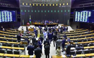 Deputados aprovam urgência para funcionamento de comércio aos domingos e feriados. Portaria exige acordo coletivo para permitir trabalho no setor