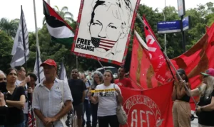 Manifestação no Rio pede liberdade para Julian Assange. Corte britânica julga se jornalista será extraditado para os EUA