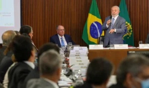 'Falta muito para fazer', diz Lula ao abrir reunião ministerial