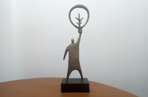 Acervo do Museu Arte de Porto Alegre recebe troféu do Prêmio Inovação