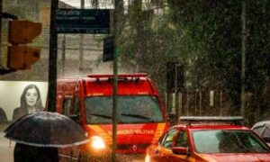 Porto Alegre: Equipes da prefeitura estão nas ruas para atendimento de ocorrências devido à chuva