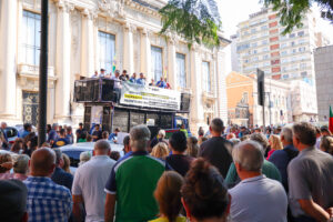 Porto Alegre: Protesto do povo gaúcho contra o aumento de impostos tomou a Praça da Matriz