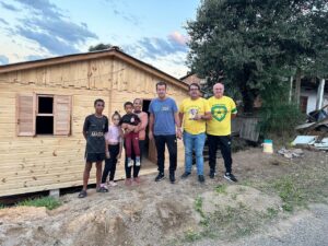 Porto Alegre: Dunga e 'Seleção do Bem 8' constroem casa para família da Lomba do Pinheiro; por Felipe Vieira
