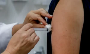 Vacinas da dengue que vencem hoje foram redistribuídas, diz Ministério