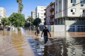 Defesa Civil de Porto Alegre emite atestados para moradores afetados por enchentes