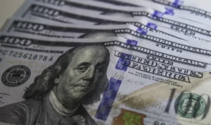 Dólar sobe para R$ 5,61 e fecha no maior valor em um mês. Bolsa cai 0,28% e recua 1,37% na semana