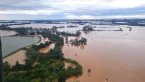 RS: Gabinete de Crise avalia cenário meteorológico e prioriza ações de resgate de famílias ilhadas. Nas próximas horas, espera-se que o volume de chuvas continue elevado em todo o território gaúcho