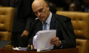 Moraes cobra R$ 10 milhões de multa para liberar retorno de X. Ministro também determina multa para advogada da plataforma