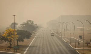 Brasília amanhece coberta de fumaça pelo segundo dia seguido. Queimadas em São Paulo e seca deixam o céu cinzento na capital